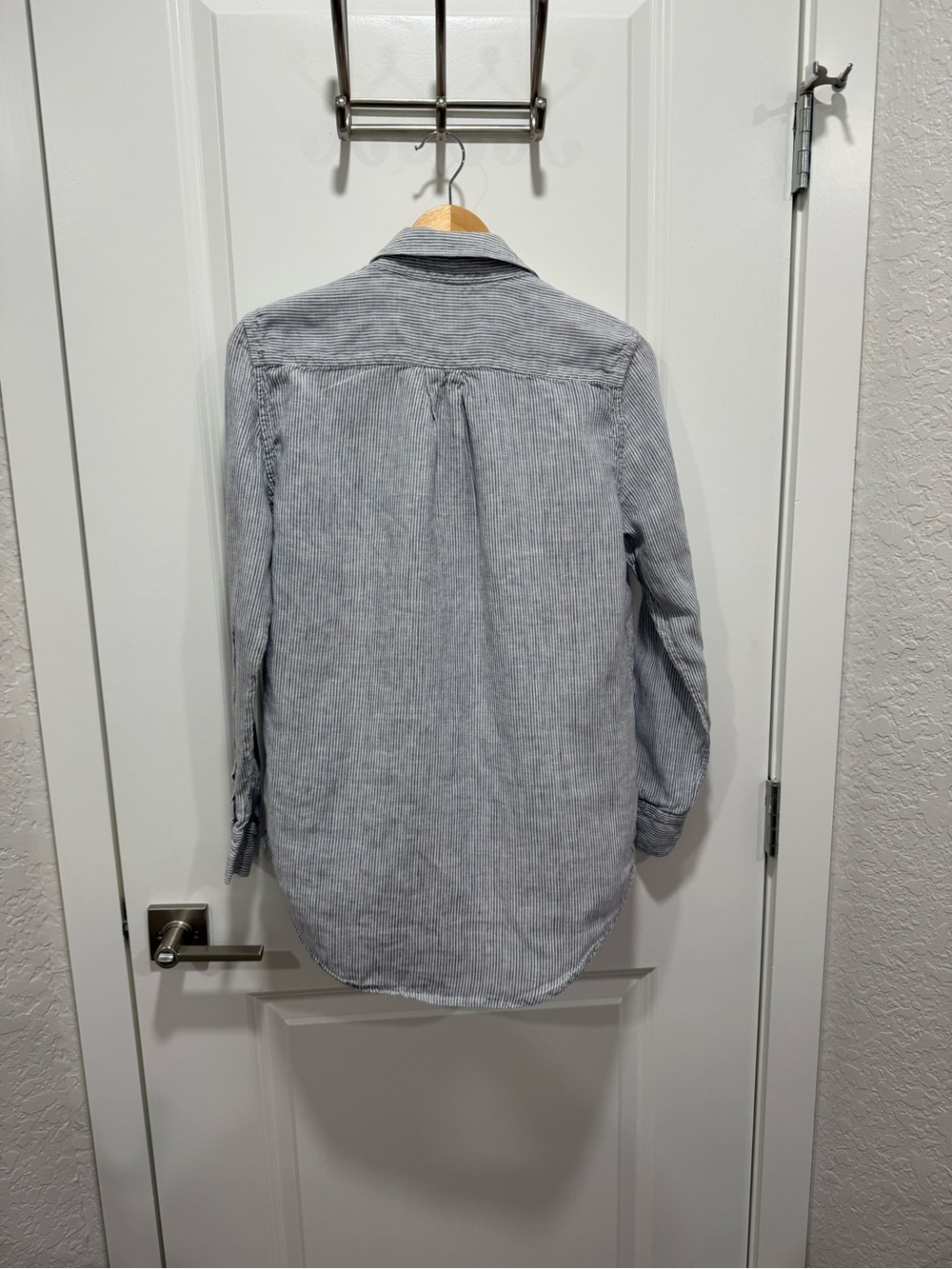 Quince Linen Blend Long Sleeve Shirt in Blue Pinstripe. Size Small Coastal - Picture 2 of 7